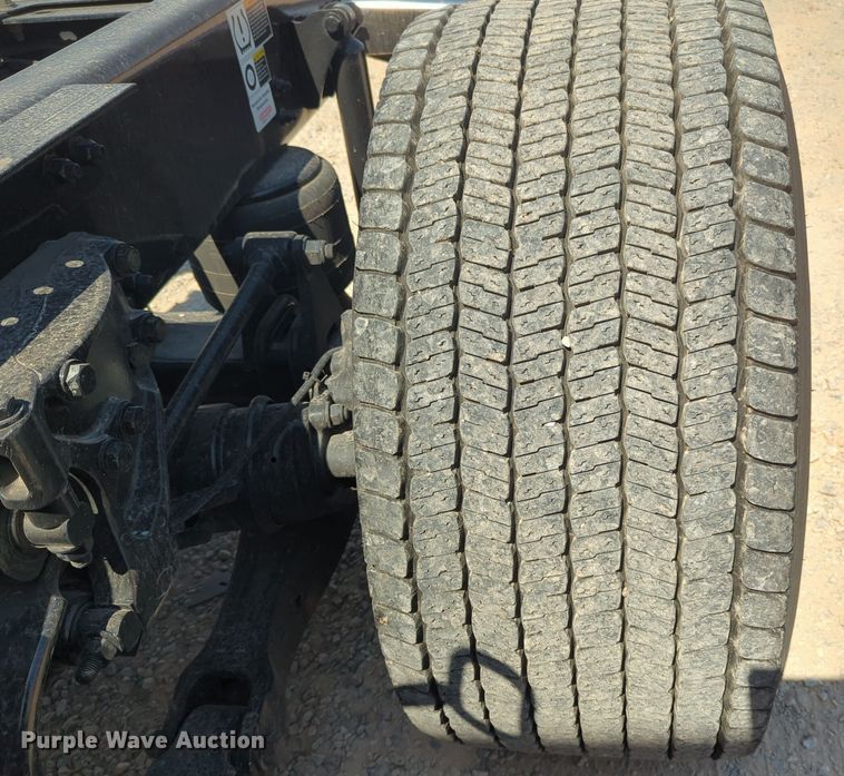 image for item EQ2171 2022 Kenworth  T680 semi truck