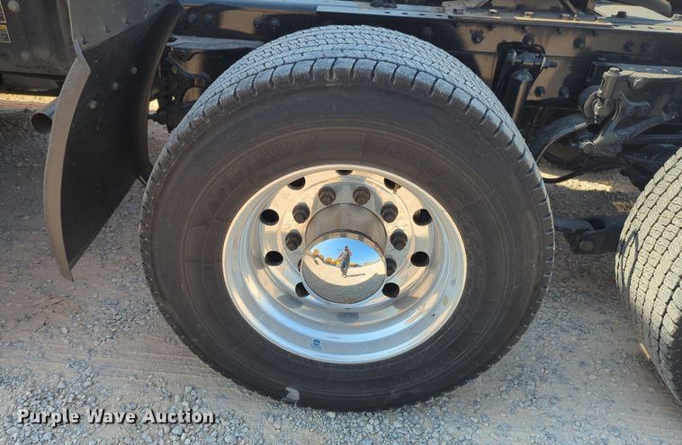 image for item EQ2171 2022 Kenworth  T680 semi truck