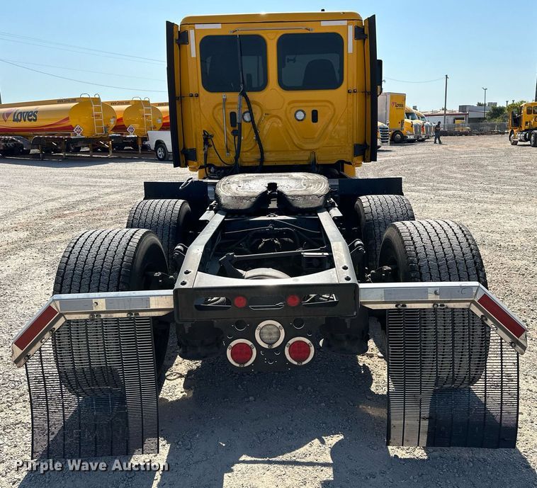 image for item EQ2173 2022 Freightliner  Cascadia 126 semi truck