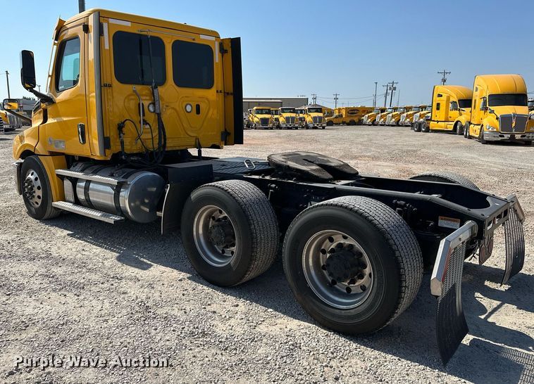 image for item EQ2173 2022 Freightliner  Cascadia 126 semi truck