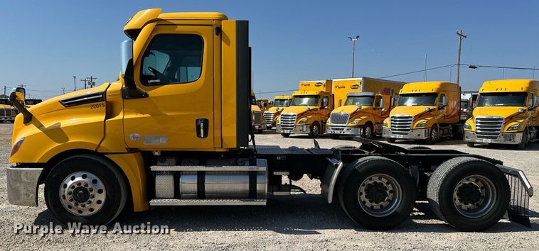 image for item EQ2173 2022 Freightliner  Cascadia 126 semi truck