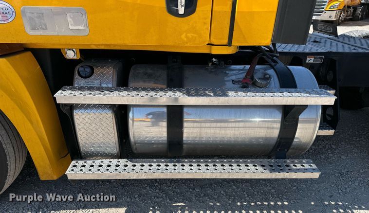 image for item EQ2173 2022 Freightliner  Cascadia 126 semi truck