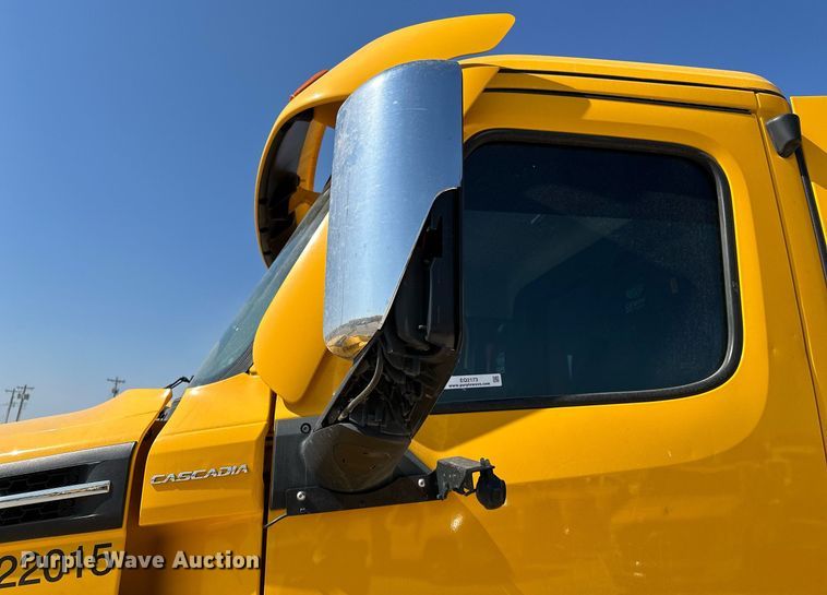 image for item EQ2173 2022 Freightliner  Cascadia 126 semi truck