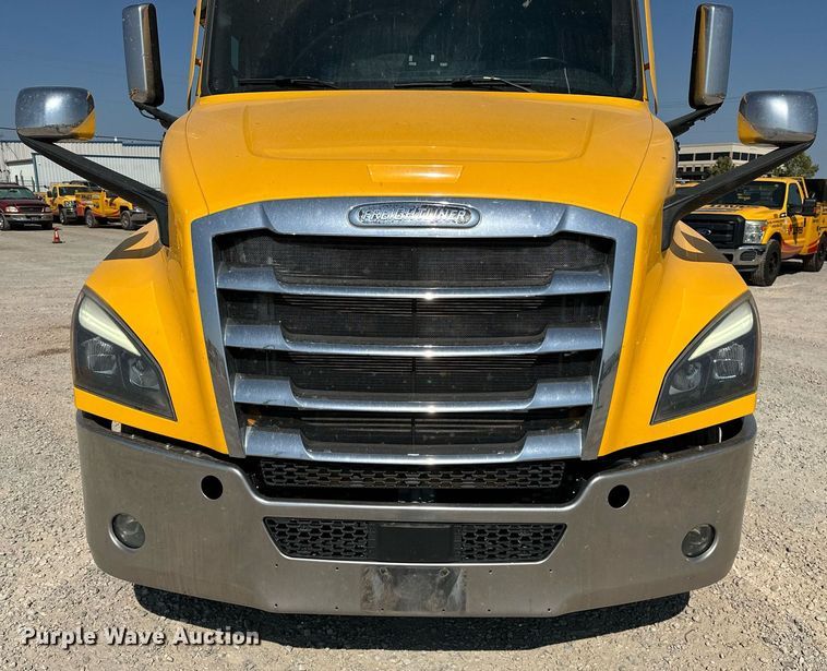 image for item EQ2173 2022 Freightliner  Cascadia 126 semi truck