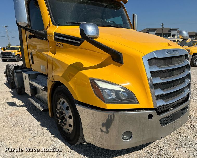 image for item EQ2173 2022 Freightliner  Cascadia 126 semi truck