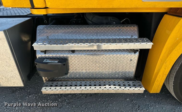 image for item EQ2173 2022 Freightliner  Cascadia 126 semi truck