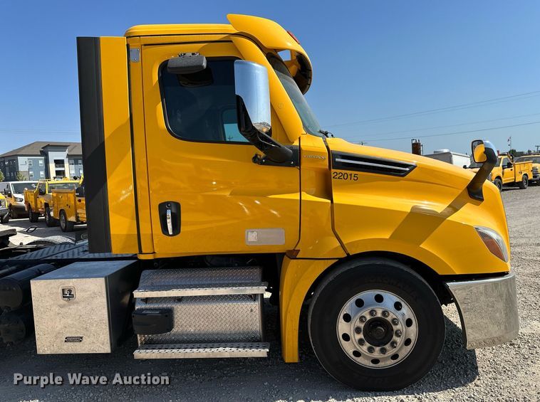 image for item EQ2173 2022 Freightliner  Cascadia 126 semi truck