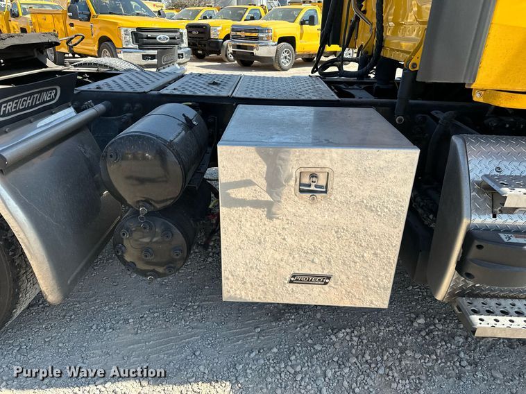 image for item EQ2173 2022 Freightliner  Cascadia 126 semi truck