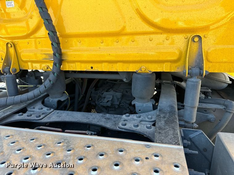 image for item EQ2173 2022 Freightliner  Cascadia 126 semi truck