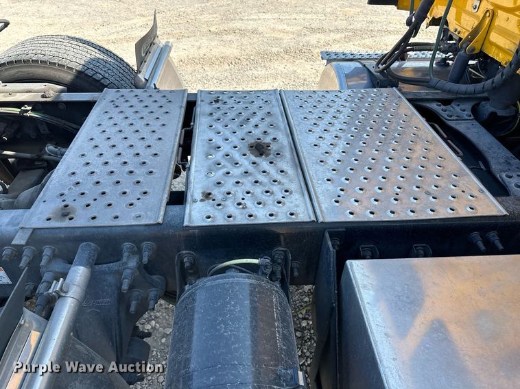 image for item EQ2173 2022 Freightliner  Cascadia 126 semi truck