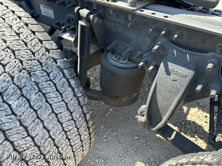 image for item EQ2173 2022 Freightliner  Cascadia 126 semi truck