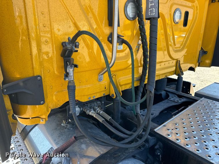 image for item EQ2173 2022 Freightliner  Cascadia 126 semi truck