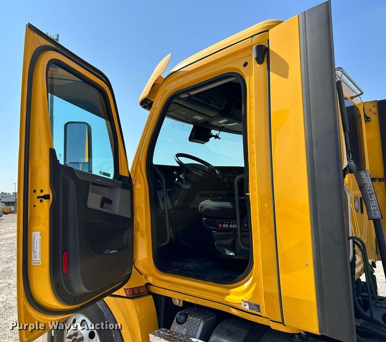 image for item EQ2173 2022 Freightliner  Cascadia 126 semi truck