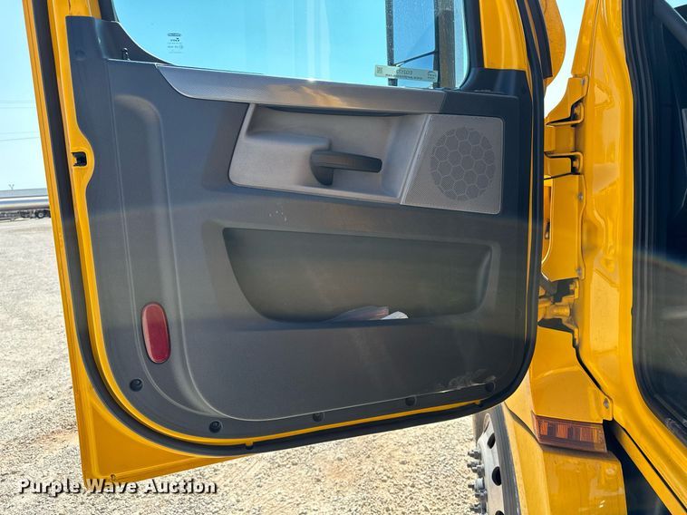 image for item EQ2173 2022 Freightliner  Cascadia 126 semi truck