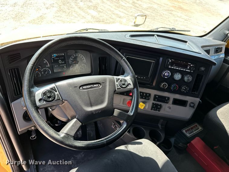 image for item EQ2173 2022 Freightliner  Cascadia 126 semi truck