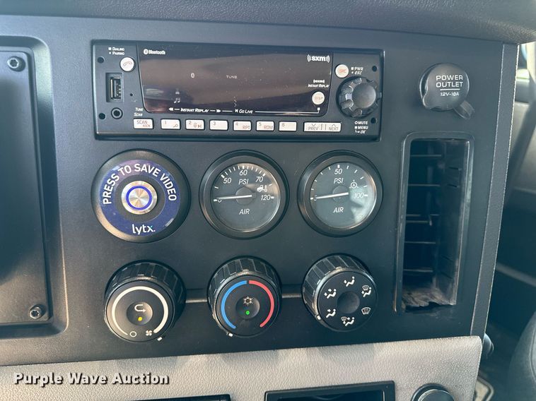 image for item EQ2173 2022 Freightliner  Cascadia 126 semi truck