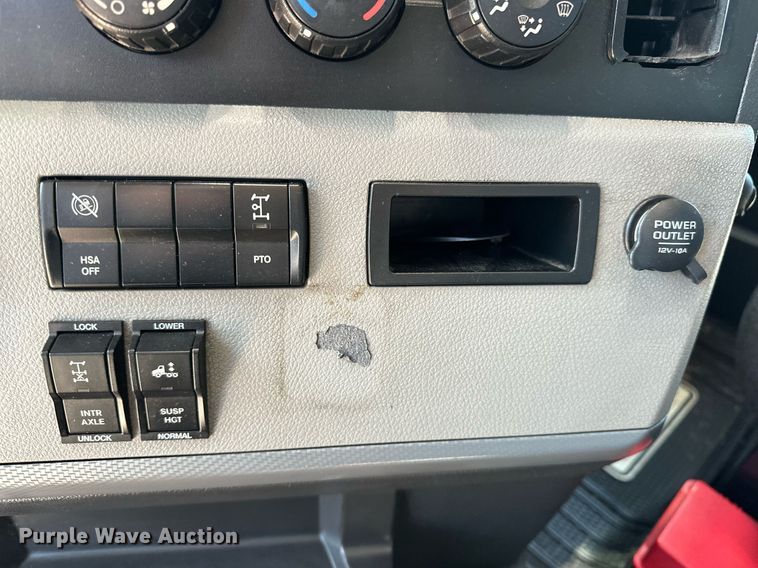 image for item EQ2173 2022 Freightliner  Cascadia 126 semi truck