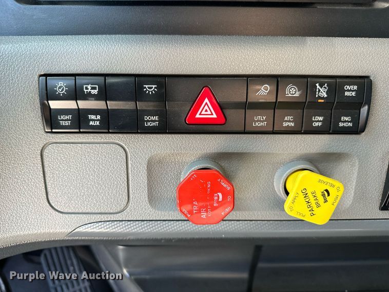 image for item EQ2173 2022 Freightliner  Cascadia 126 semi truck