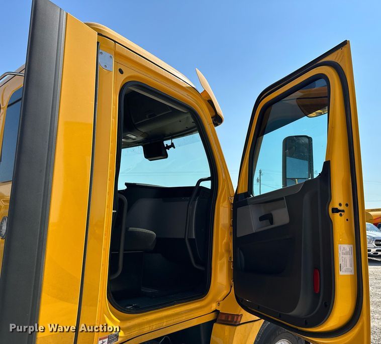 image for item EQ2173 2022 Freightliner  Cascadia 126 semi truck