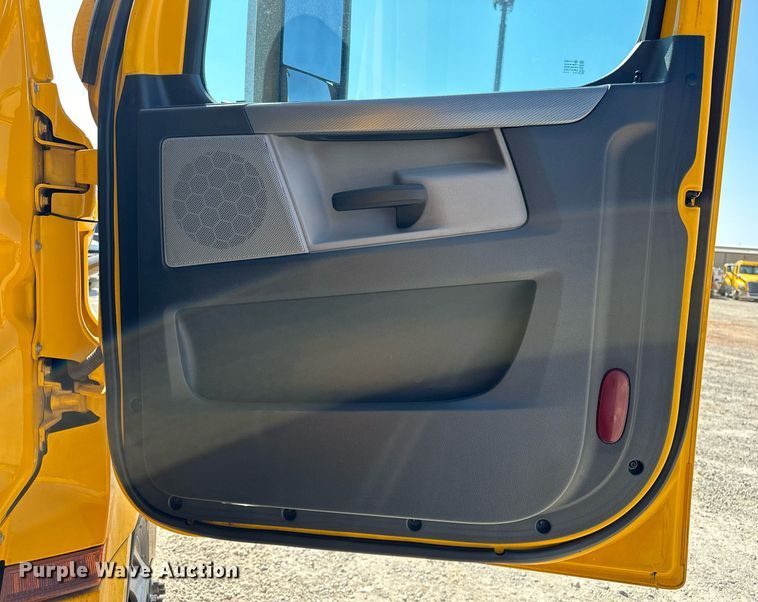 image for item EQ2173 2022 Freightliner  Cascadia 126 semi truck