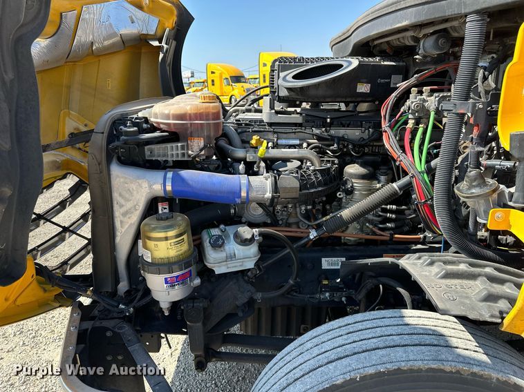 image for item EQ2173 2022 Freightliner  Cascadia 126 semi truck