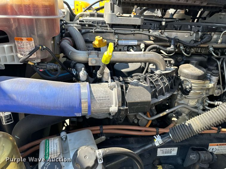 image for item EQ2173 2022 Freightliner  Cascadia 126 semi truck