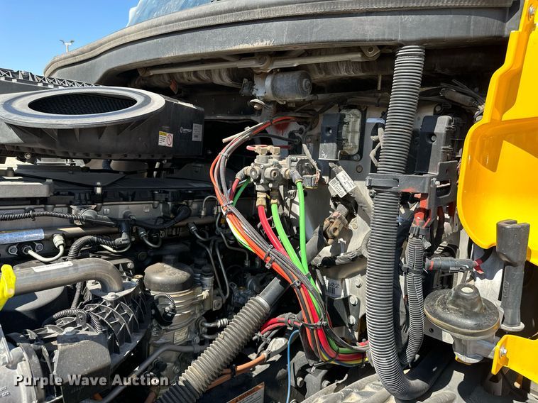 image for item EQ2173 2022 Freightliner  Cascadia 126 semi truck