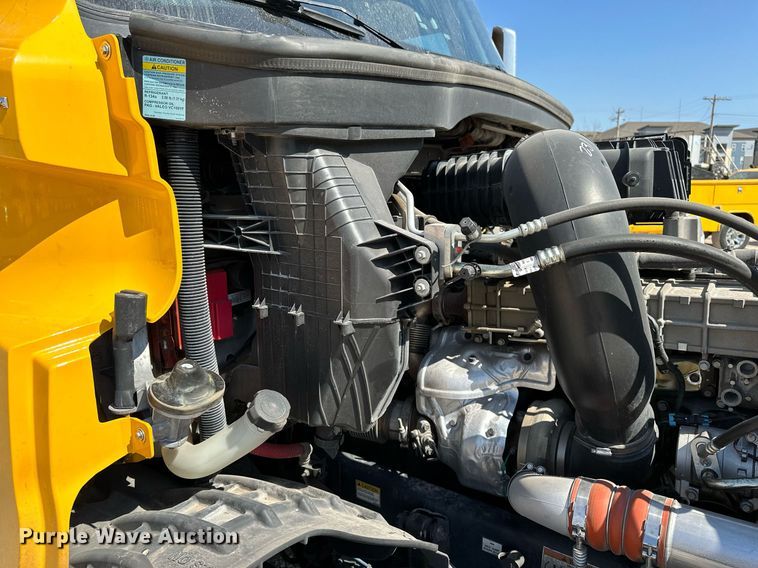 image for item EQ2173 2022 Freightliner  Cascadia 126 semi truck