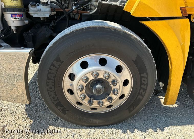 image for item EQ2173 2022 Freightliner  Cascadia 126 semi truck