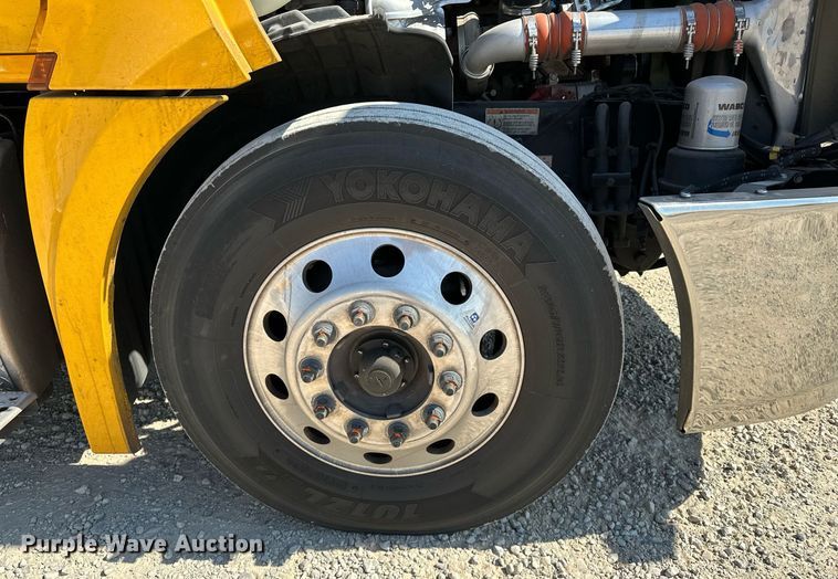 image for item EQ2173 2022 Freightliner  Cascadia 126 semi truck