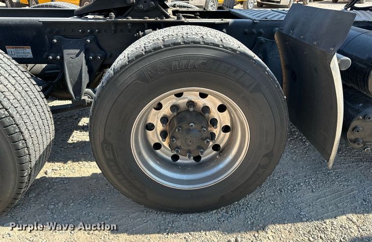 image for item EQ2173 2022 Freightliner  Cascadia 126 semi truck