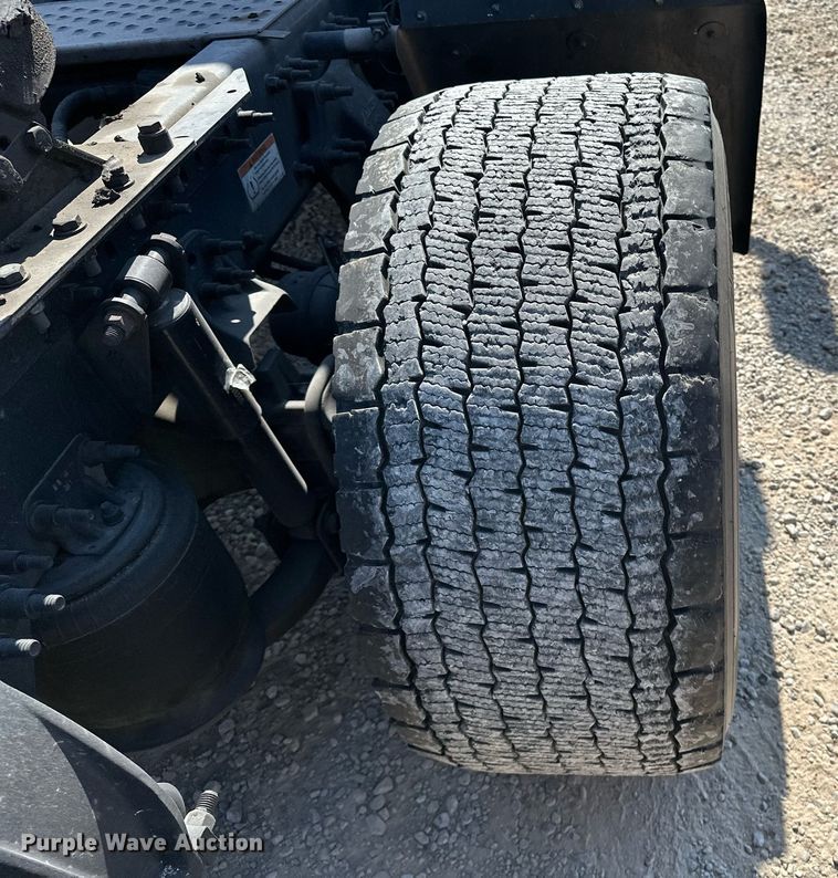 image for item EQ2173 2022 Freightliner  Cascadia 126 semi truck