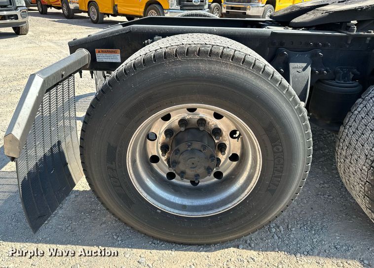 image for item EQ2173 2022 Freightliner  Cascadia 126 semi truck