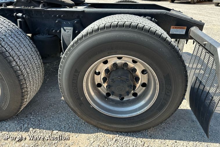 image for item EQ2173 2022 Freightliner  Cascadia 126 semi truck