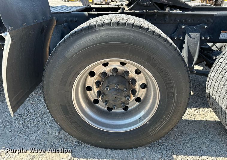 image for item EQ2173 2022 Freightliner  Cascadia 126 semi truck