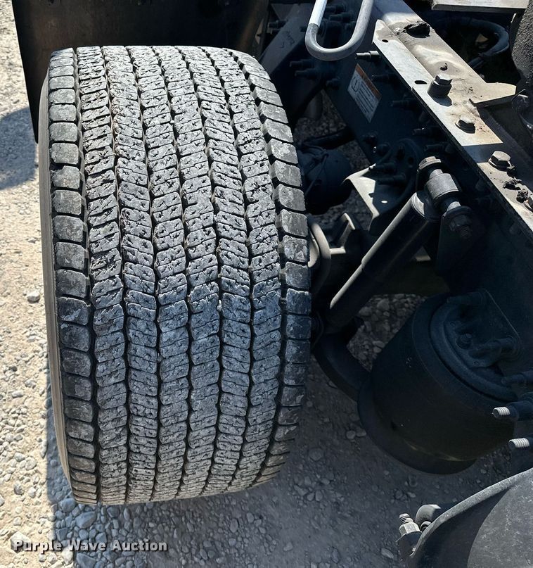 image for item EQ2173 2022 Freightliner  Cascadia 126 semi truck