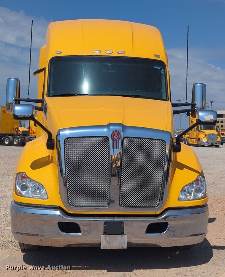 image for item EQ2174 2021 Kenworth  T680 semi truck