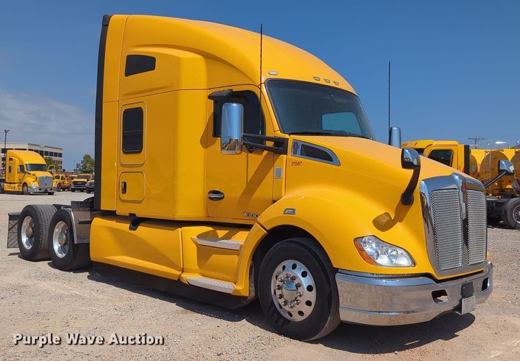 image for item EQ2174 2021 Kenworth  T680 semi truck