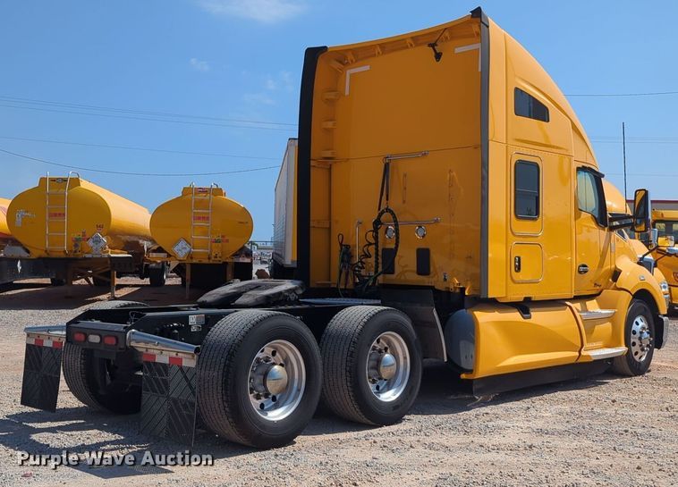 image for item EQ2174 2021 Kenworth  T680 semi truck