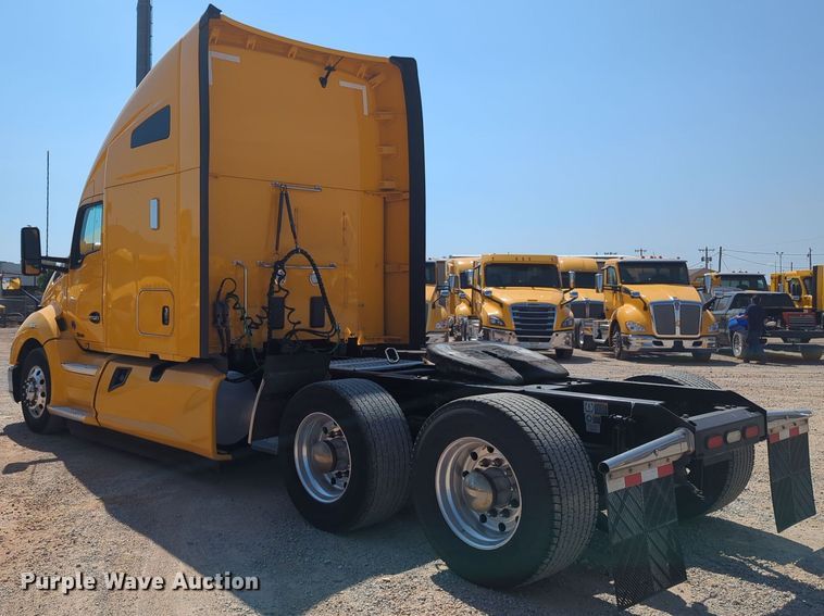 image for item EQ2174 2021 Kenworth  T680 semi truck