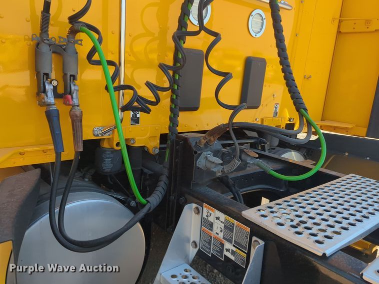 image for item EQ2174 2021 Kenworth  T680 semi truck