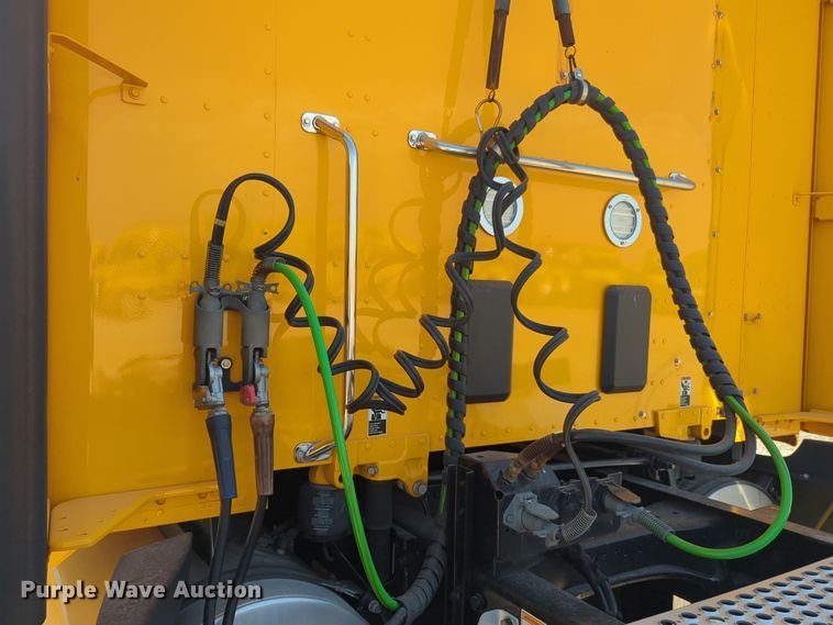 image for item EQ2174 2021 Kenworth  T680 semi truck