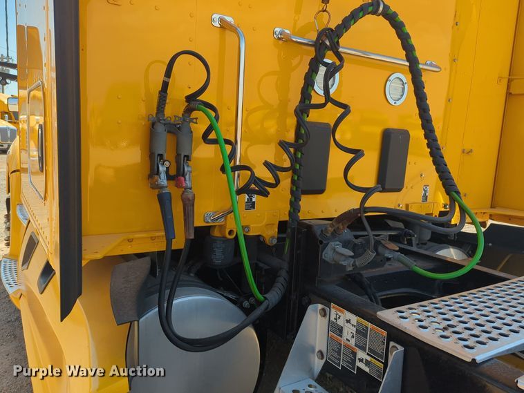 image for item EQ2174 2021 Kenworth  T680 semi truck