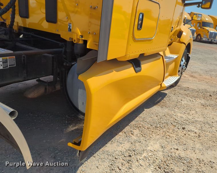 image for item EQ2174 2021 Kenworth  T680 semi truck