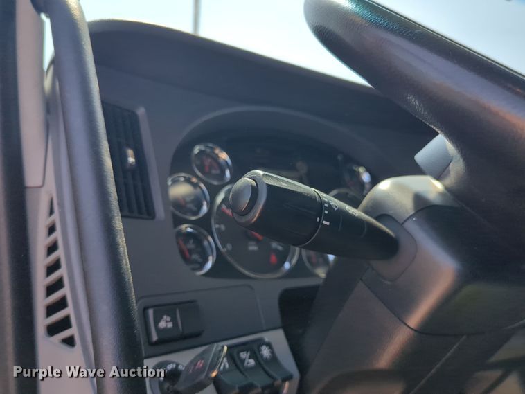 image for item EQ2174 2021 Kenworth  T680 semi truck