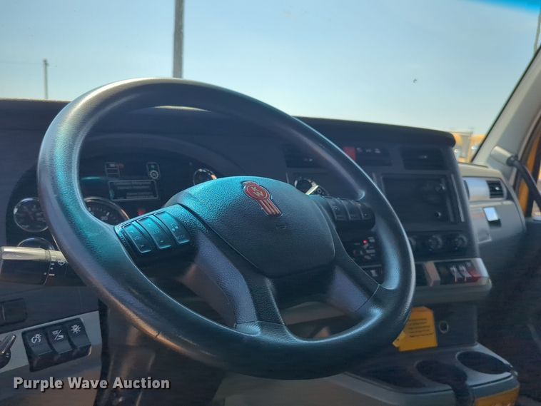 image for item EQ2174 2021 Kenworth  T680 semi truck