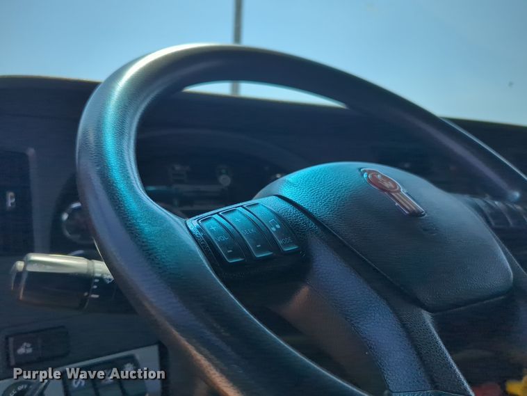 image for item EQ2174 2021 Kenworth  T680 semi truck