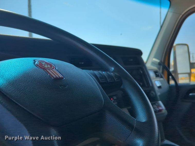 image for item EQ2174 2021 Kenworth  T680 semi truck