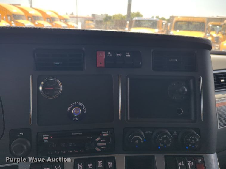 image for item EQ2174 2021 Kenworth  T680 semi truck