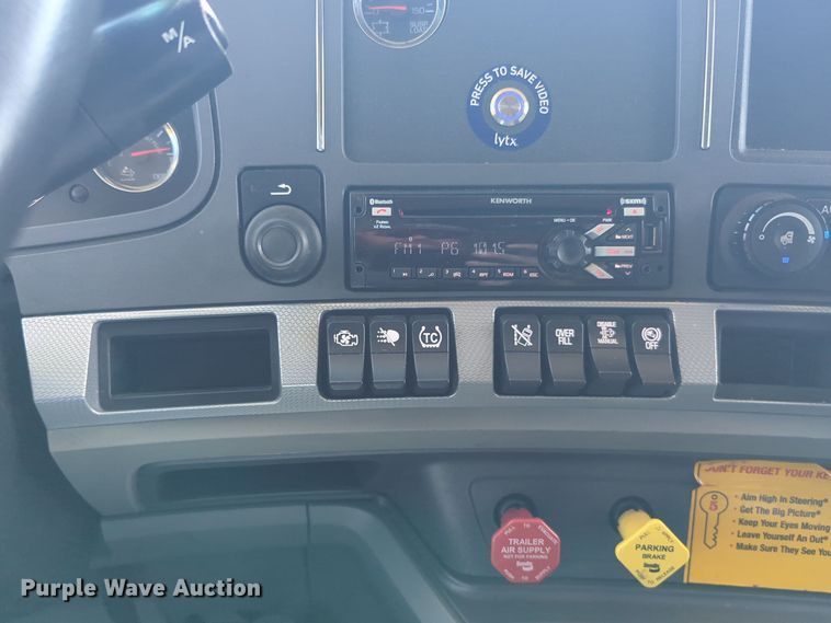 image for item EQ2174 2021 Kenworth  T680 semi truck